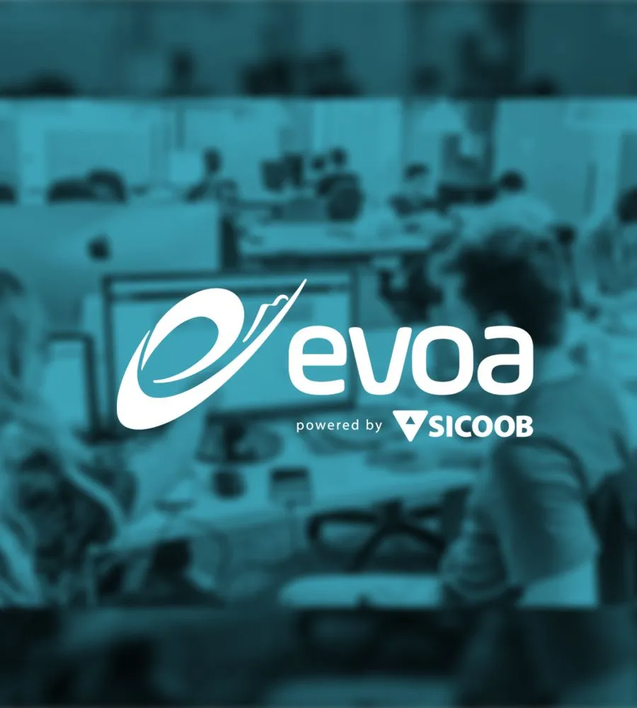 Imagem representativa da parceria com a EVOA, com o escritório da EVOA desfocado ao fundo e sua logo em destaque no centro.