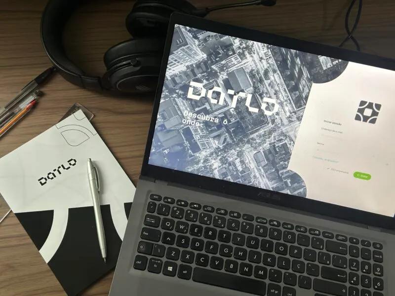 Notebook aberto mostrando a tela de login da nova versão da plataforma da Datlo.