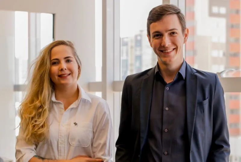 Foto dos fundadores da Datlo, Mateus e Raisa, no escritório da empresa.