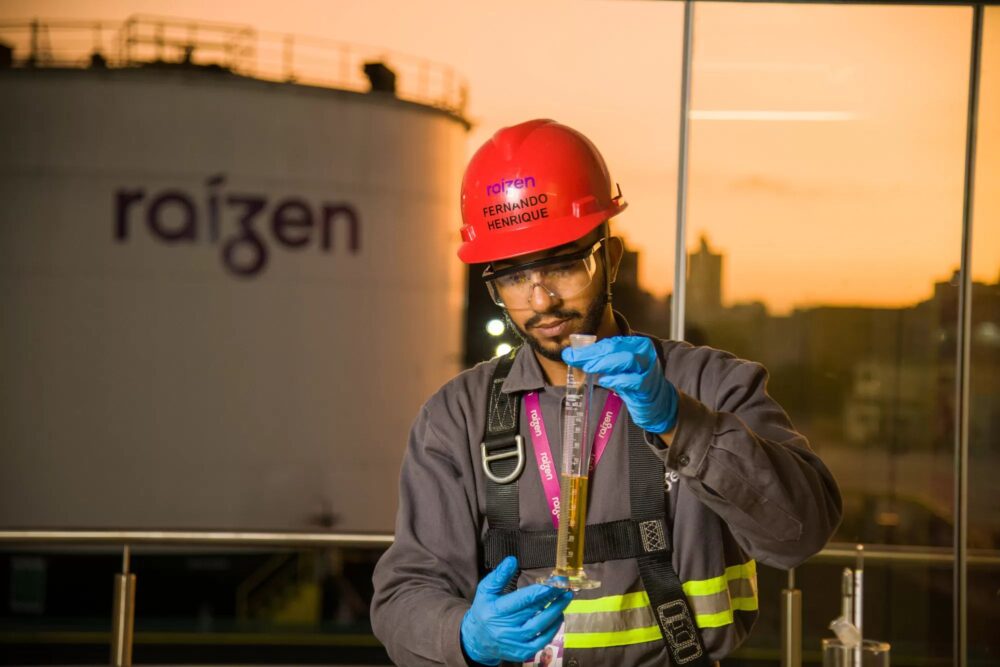 Técnico da Raízen realizando aferições em amostra de combustível.