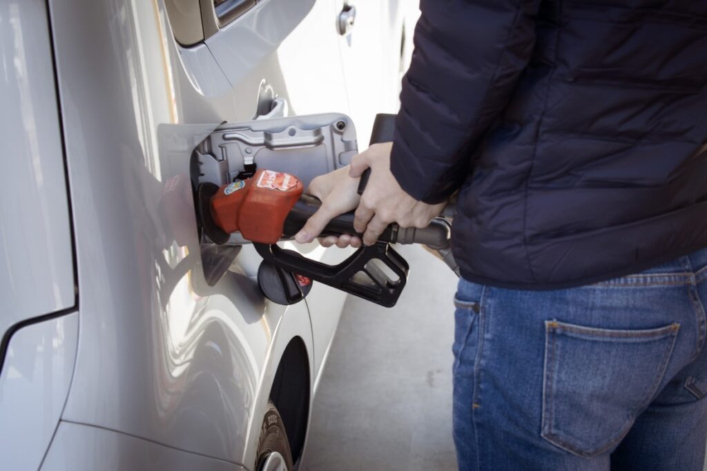 Combustível e lubrificantes é o setor que teve a maior alta em relação ao ano passado