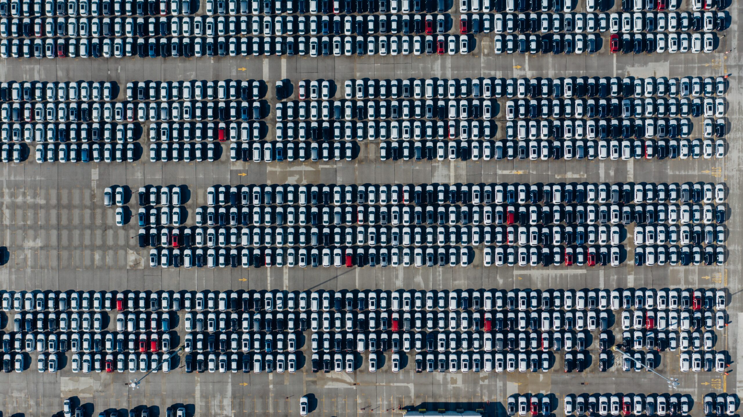 uma vista aérea de um estacionamento cheio de carros