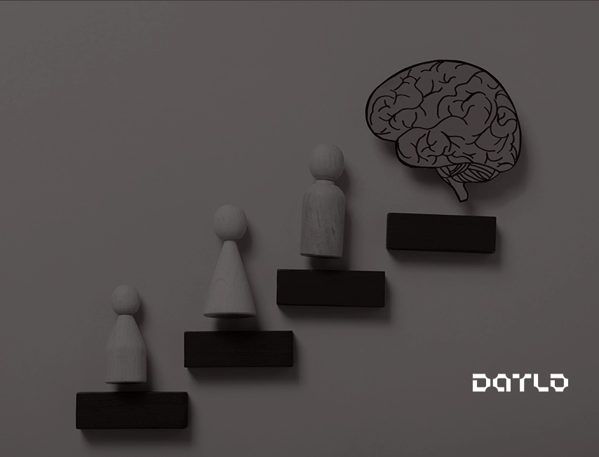 Imagem preta e branco com o logo da Datlo no canto inferior esquerdo, a imagem ilustra a inteligência competitiva, onde uma serie de bonecos sobrem em direção a um cérebro