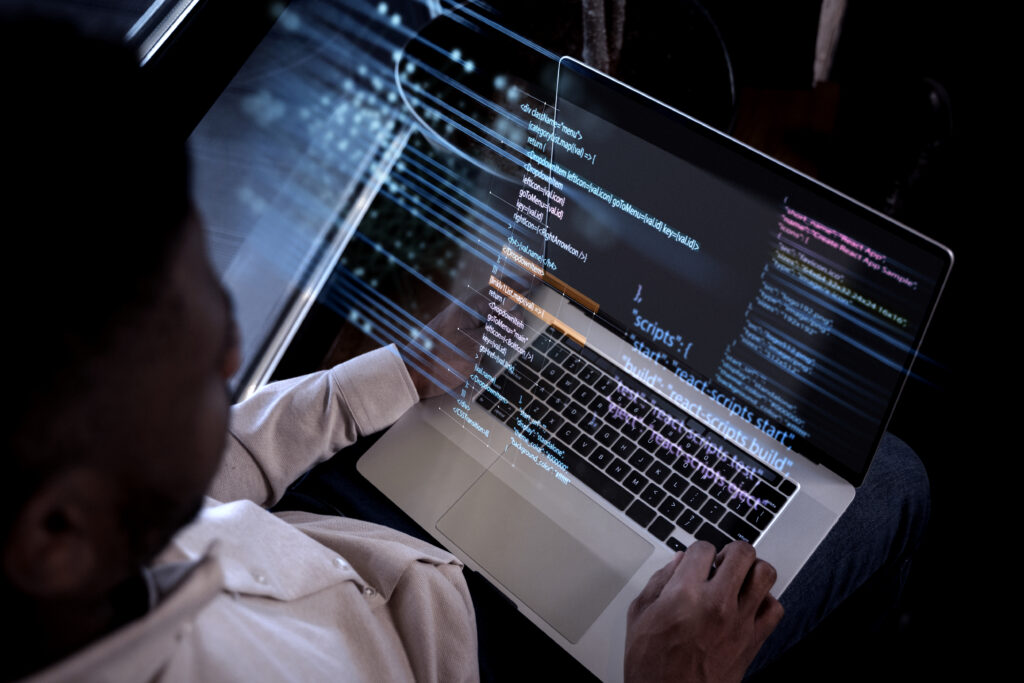 Imagem representando análise de dados, como figura principal temos a imagem de um homem negro, segurando seu notebook, de forma explícita há dados saltando da tela como se estivesse em 3D.